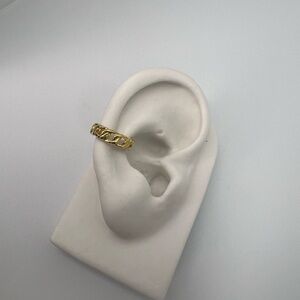 Simple ear cuff
